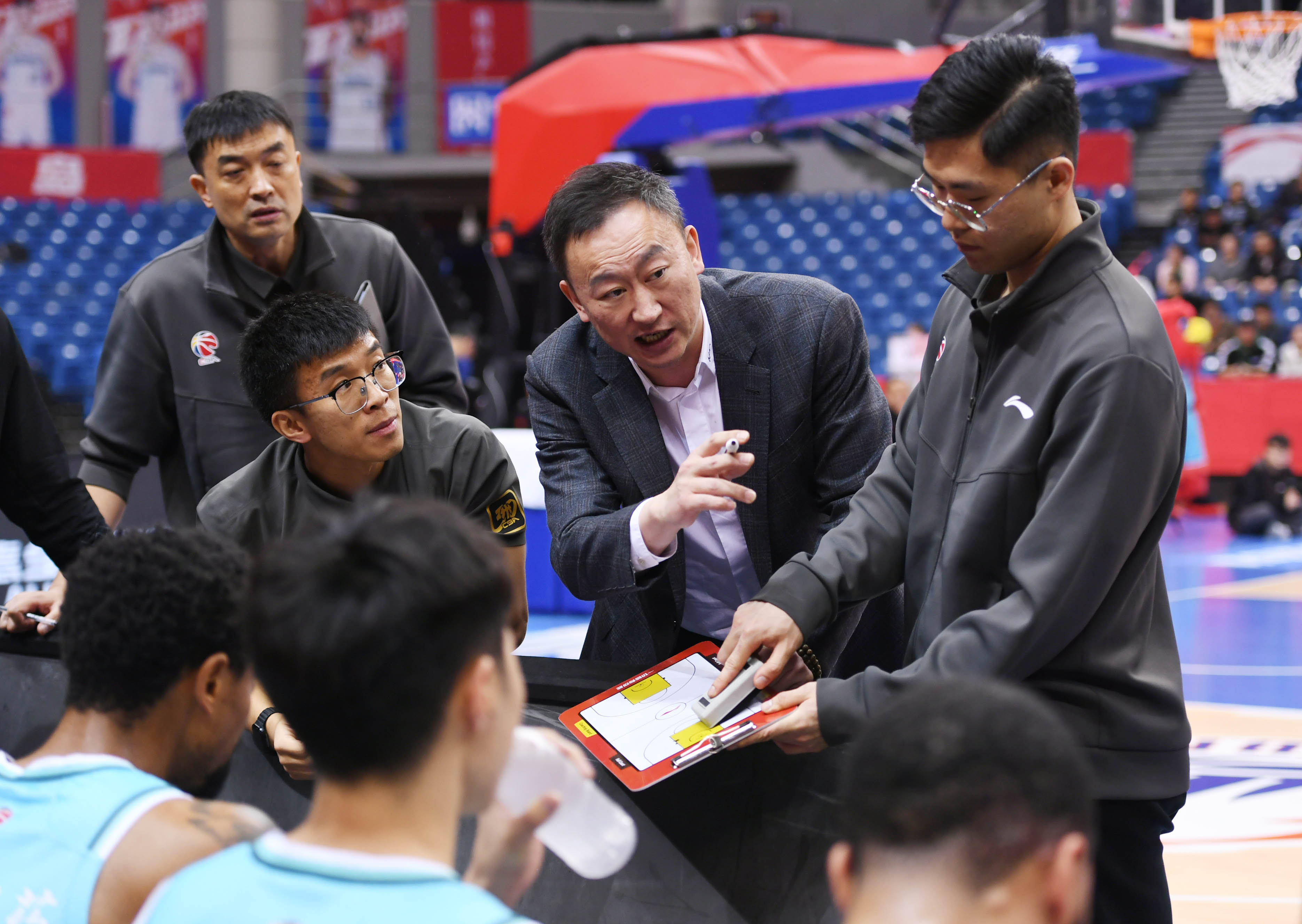 成都蓉城发布备战花絮，清晨回应争议，NBA总决赛任务艰巨，资深球员宣示担当(成都蓉城队新闻最新消息)