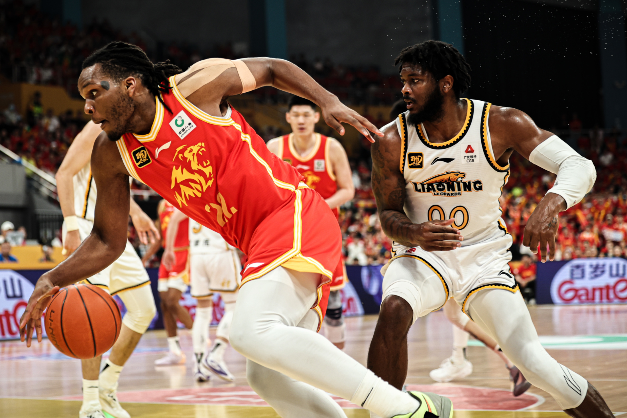 NG SPORTS- 今晨体能课后，广州队状态回暖备战欧篮联，态度坚定，身体对抗强度拉满